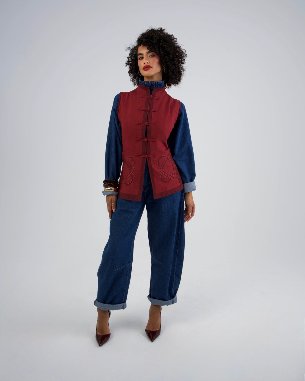 MCHI Weste Deep Rouge, am Model, Ganzkörperansicht