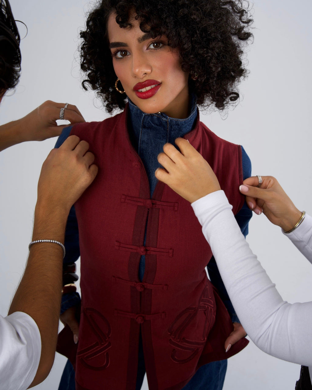 MCHI Weste Deep Rouge, am Model, Seitenansicht