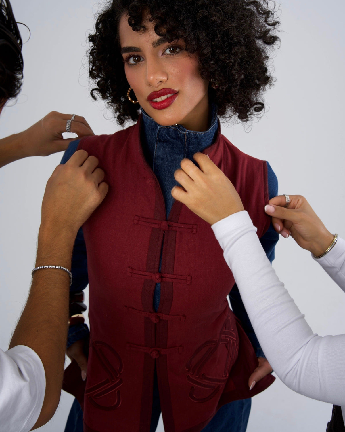 MCHI Weste Deep Rouge, am Model, Seitenansicht