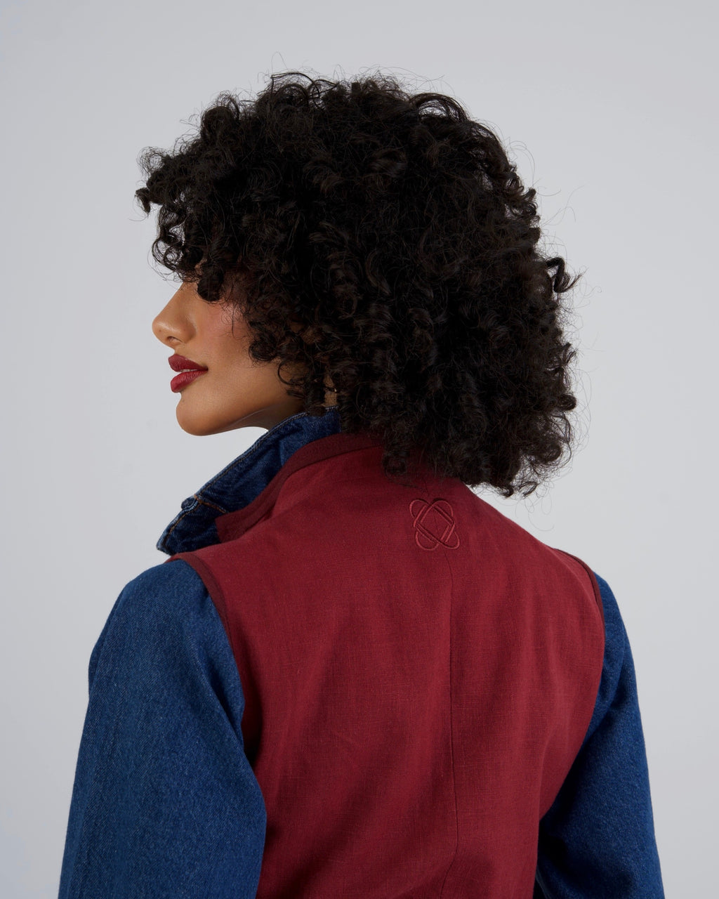 MCHI Weste Deep Rouge, am Model, Rückansicht mit Logostickerei