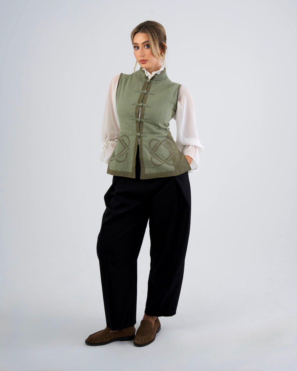 MCHI Weste Herbal Silk, am Model, Ganzkörperansicht