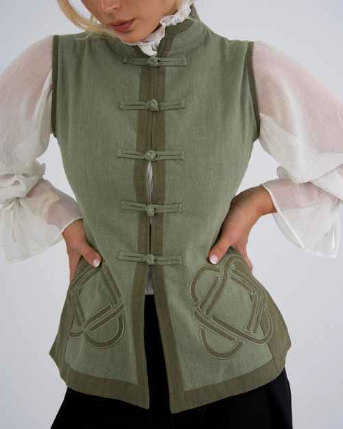 MCHI Weste Herbal Silk, am Model, Detail
