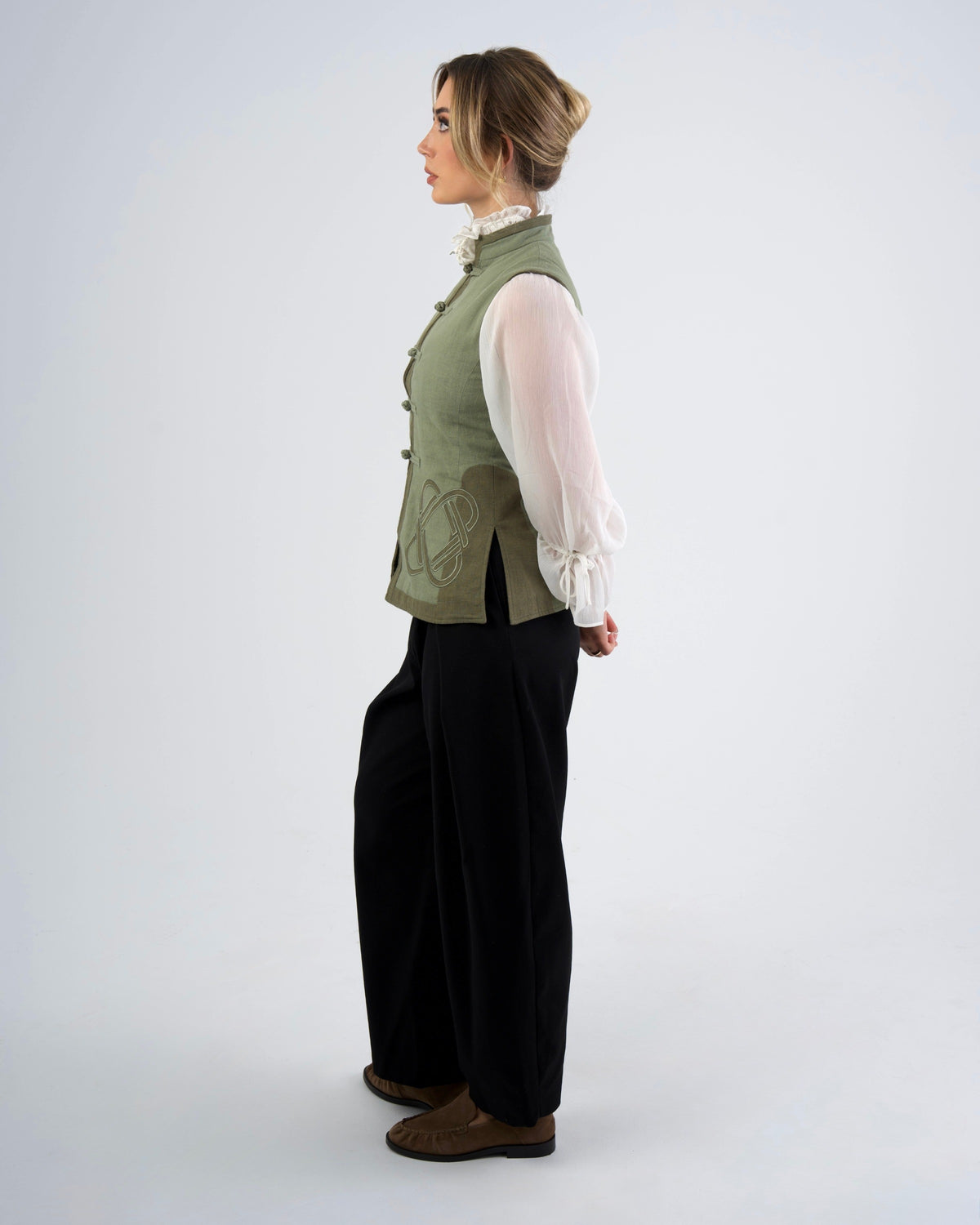 MCHI Weste Herbal Silk, am Model, Seitenansicht